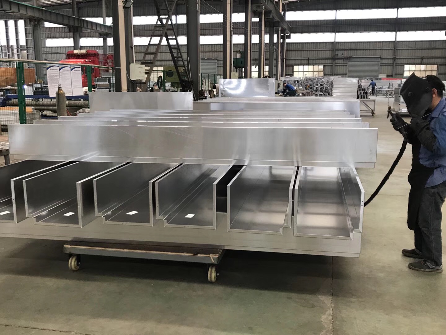 铝單(dan)板生(sheng)産(chan)廠(chǎng)傢(jia)剖析造(zao)型铝單(dan)板价格高(gao)的(de)道理(li)